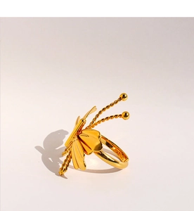 Vue détaillée d'une bague papillon dorée 3D montrant des éléments floraux texturés