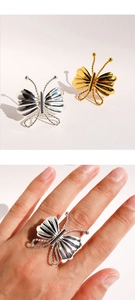 Détails macro de bagues papillon 3D faites à la main en finitions dorée et argentée