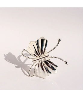 Vue détaillée de la bague papillon 3D argentée aux ailes polies et fil torsadé