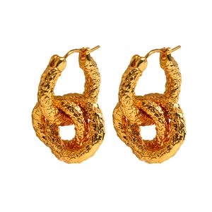 Boucles d'oreilles doubles anneaux dorés avec texture mate martelée vintage