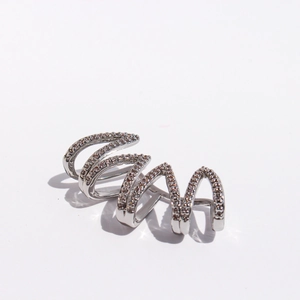 Manchette d'oreille multicouche argentée avec zircons et design en V ajouré