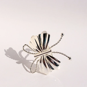 Bague ouverte papillon argentée faite main avec une finition métallique polie miroir