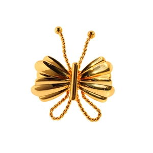 Bague ouverte papillon dorée faite main avec finition polie brillante sur un fond blanc épuré