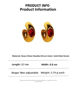 Vue détaillée des boucles d'oreilles dorées en C avec zircon rouge et dimensions précises