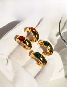 Vue détaillée des boucles d'oreilles vintage en or avec zircons émeraude et rubis