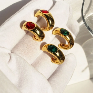 Boucles d'oreilles créoles C dorées vintage avec zircons émeraude et rubis