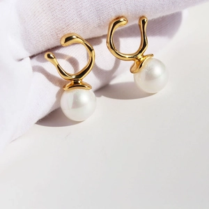 Elegant gold U-shaped earring with a round lustrous pearl in a modern minimalist style