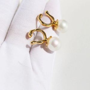 Irregular geometric gold pearl earrings with a minimalist Korean design style