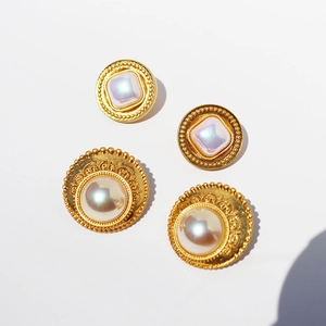 Orecchini vintage francesi in oro stile corte con resina perlata e pizzo dorato