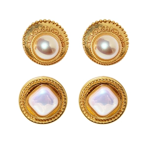 Set di orecchini vintage dorati con perle grandi e opali in stile retrò palazzo