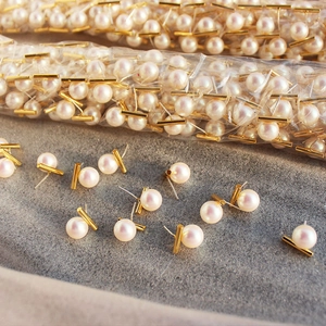 French retro round pink pearl stud earrings with gold bar accents for women