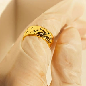 Vintage gold lattice ring with green zircon stones featuring a wide hollow wave design