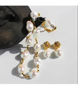 Dettaglio della collana di perle barocche e orecchini a rosa placcati oro in ottone
