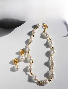 Set collana di perle barocche e orecchini a rosa dorata con dettagli vintage