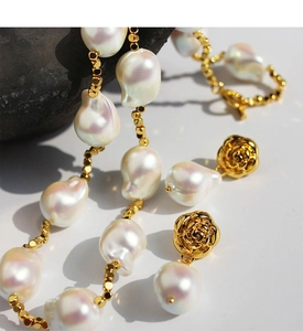 Dettaglio della collana di perle barocche e orecchini a rosa placcati in oro 18 carati