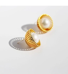Détails des boucles d'oreilles nid d'oiseau dorées avec perles blanches brillantes