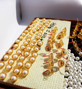 Détail de bases de boucles d'oreilles nid d'oiseau dorées avec perles rondes blanches