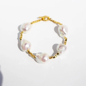 Bracciale di perle barocche con cinque grandi perle irregolari e chiusura a levetta dorata