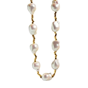 Collana di perle barocche irregolari con perline dorate su sfondo bianco
