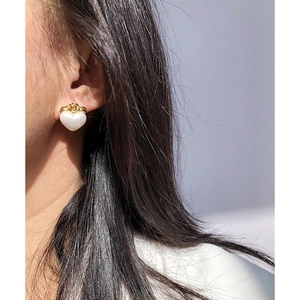 Französische Vintage-Ohrstecker Herz mit weißer Perlenstruktur und goldenem Blumendetail