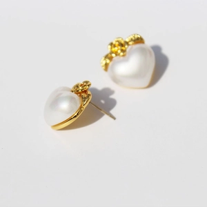 Elegante französische Vintage Herz-Perlenohrringe mit goldenen Blumensteckern Damen