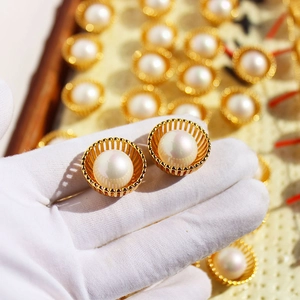 Boucles d'oreilles cage dorées chic avec perles blanches brillantes de style vintage