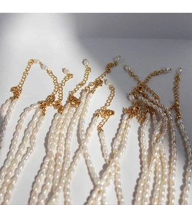 Detalle del collar de perlas de arroz de agua dulce con cierre dorado y cadena extra