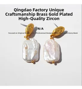 Détail de boucles d'oreilles en perles baroques avec laiton doré et détails en zircone
