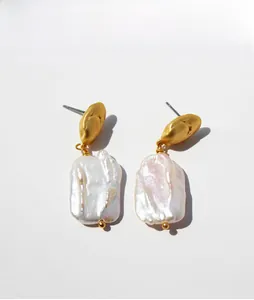 Détails des boucles d'oreilles perles baroques avec finition dorée mate irrégulière