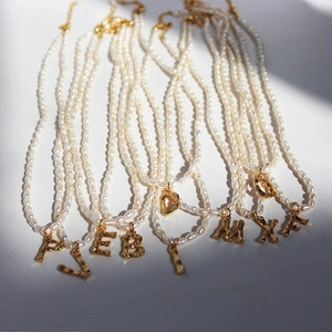 Collar de Perlas de Agua Dulce Vintage Francés Con Colgante de Letra Inicial de Latón Chapado en Oro Textura de Bambú Choker para Mujeres