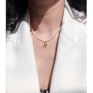 Elegante collar de perlas de agua dulce con colgante de letra R dorada en modelo