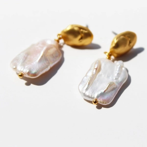 Boucles d'oreilles perles baroques vintage avec accents en métal texturé doré mat