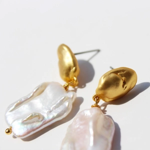 Boucles d'oreilles vintage en perles baroques avec finition dorée mate et éclat naturel
