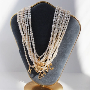 Elegante collar de perlas de agua dulce multicapa con colgantes de letras doradas