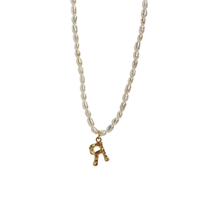 Collar de perlas de agua dulce con colgante de letra R dorado con textura bambú