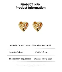 Détail montrant les dimensions des boucles d'oreilles cœur dorées avec incrustation zircon