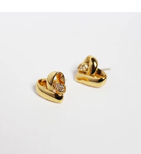 Détail de boucles d'oreilles coeur en or avec ruban torsadé et zircons micro-pave