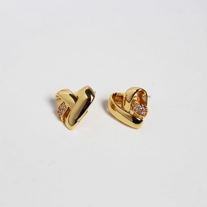 Boucles d'oreilles cœur dorées en argent S925 avec design torsadé et micro-oxydes de zirconium