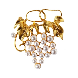 Luxurious gold-plated grape brooch with pearl clusters and detailed leaf patterns