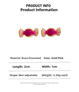Détail des boucles d'oreilles en émail rose en forme de bonbon avec mesure de 2 cm