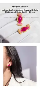 Détail de boucles d'oreilles bonbons en émail rose avec laiton doré et pierres en zircone