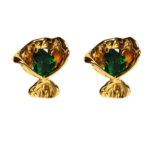 Orecchini a lobo artistici a fiore dorati con zircone verde e design a pieghe