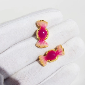 Boucles d'oreilles bonbon en émail rose et blanc avec bordure dorée pour femme