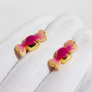 Boucles d'oreilles bonbon avec émail rose et finition en métal doré élégant