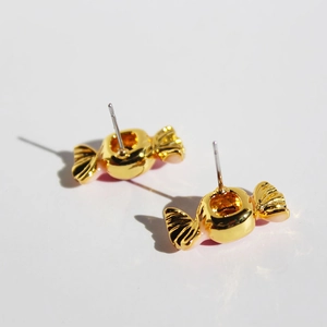 Boucles d'oreilles bonbon en émail rose, finition plaqué or avec surface polie miroir