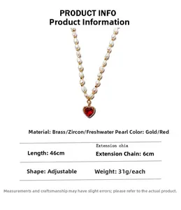 Dettaglio collana di perle d'acqua dolce con ciondolo a cuore in zirconia rossa e ottone