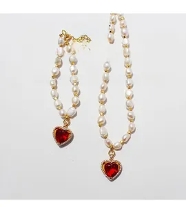 Dettaglio della collana e bracciale di perle d'acqua dolce con cuore di zircone