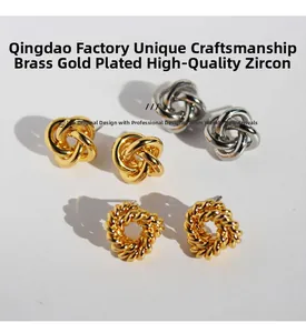 Détail macro de boucles d'oreilles torsadées en or et argent avec zircons de qualité