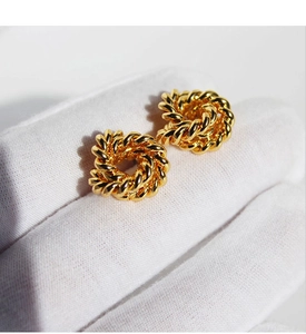 Détail de boucles d'oreilles nœud torsadé en laiton doré à l'or fin avec fini poli