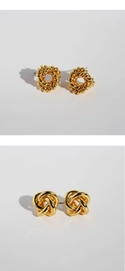 Vue détaillée des boucles d'oreilles nœuds torsadés dorés avec finition métal poli
